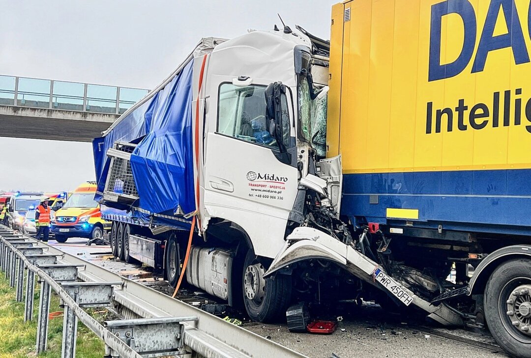 Nach schwerem Verkehrsunfall auf A17: LKW-Fahrer erliegt seinen Verletzungen - Der LKW Fahrer krachte am Stauende in einen weiteren LKW. Foto: Marko Förster