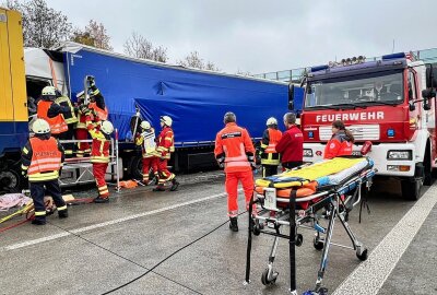 Nach schwerem Verkehrsunfall auf A17: LKW-Fahrer erliegt seinen Verletzungen - Viele Rettungskräfte waren vor Ort, darunter auch ein Rettungshubschrauber, der den Verletzten in ein Krankenhaus geflogen hat. Foto: Marko Förster