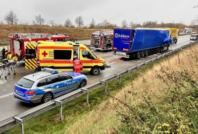 Nach schwerem Verkehrsunfall auf A17: LKW-Fahrer erliegt seinen Verletzungen - Viele Rettungskräfte waren vor Ort, darunter auch ein Rettungshubschrauber, der den Verletzten in ein Krankenhaus geflogen hat. Foto: Marko Förster