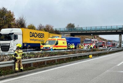 Nach schwerem Verkehrsunfall auf A17: LKW-Fahrer erliegt seinen Verletzungen - Der Unfall sorgte für einen Stau auf der A17 in beide Richtungen. Foto: Marko Förster