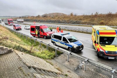 Nach schwerem Verkehrsunfall auf A17: LKW-Fahrer erliegt seinen Verletzungen - Während der Rettungsarbeiten war die A17 in beide Richtungen vollständig gesperrt. Foto: Marko Förster