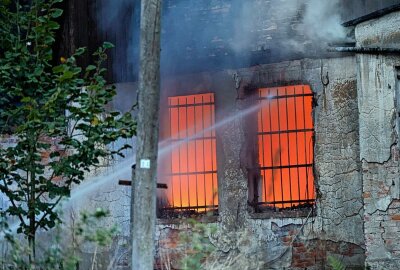 Nach tödlichem Hausbrand in Auerswalde: Ursache und Opfer weiter unbekannt -  Die Feuerwehr musste eine Wasserversorgung von etwa 1500 Metern aufbauen. Foto: Harry Härtel