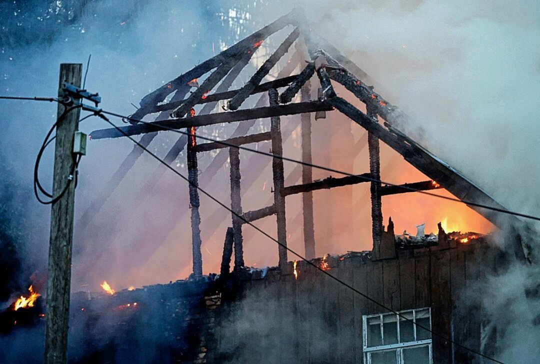 Nach tödlichem Hausbrand in Auerswalde: Ursache und Opfer weiter unbekannt - Am Samstag wurde die Feuerwehr gegen 18.30 Uhr in Auerswalde zur Robert-Koch-Straße gerufen. Foto: Harry Härtel