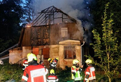 Nach tödlichem Hausbrand in Auerswalde: Ursache und Opfer weiter unbekannt - Die Bevölkerung wurde aufgerufen, Fenster geschlossen zu halten. Foto: Harry Härtel