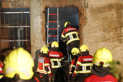 Nach tödlichem Hausbrand in Auerswalde: Ursache und Opfer weiter unbekannt - Im Haus wurde eine leblose Person gefunden. Foto: Harry Härtel