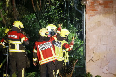 Nach tödlichem Hausbrand in Auerswalde: Ursache und Opfer weiter unbekannt - Im Haus wurde eine leblose Person gefunden. Foto: Harry Härtel