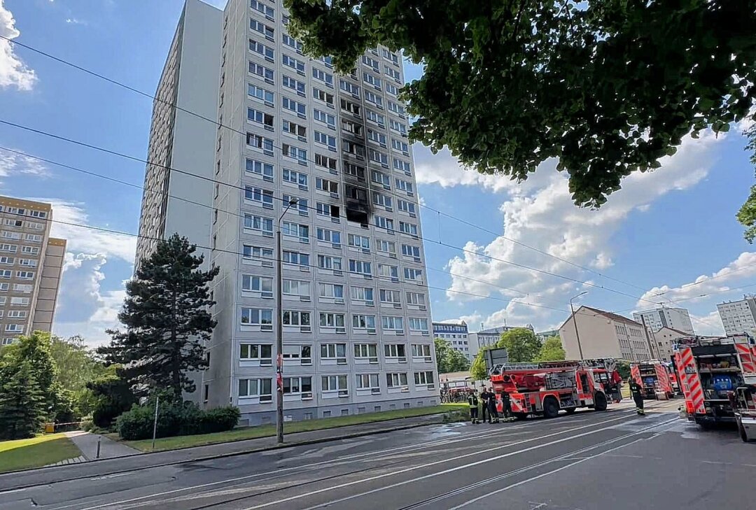 Nach tödlichem Hochhaus-Brand in Leipzig: Polizei ermittelt wegen Brandstiftung -  Das Feuer sei gegen 15 Uhr gemeldet worden, Foto: xcitepress/Jonas Georgi