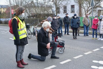 Nach tödlichem Verkehrsunfall in Leipzig: Ermittlungen abgeschlossen - Menschen trauern um die Opfer des Vorfalls. Foto: Anke Brod/Archiv