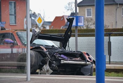 Nach tödlichem Verkehrsunfall in Leipzig: Ermittlungen abgeschlossen - Das Auto wurde stark beschädigt. Foto: Anke Brod/Archiv