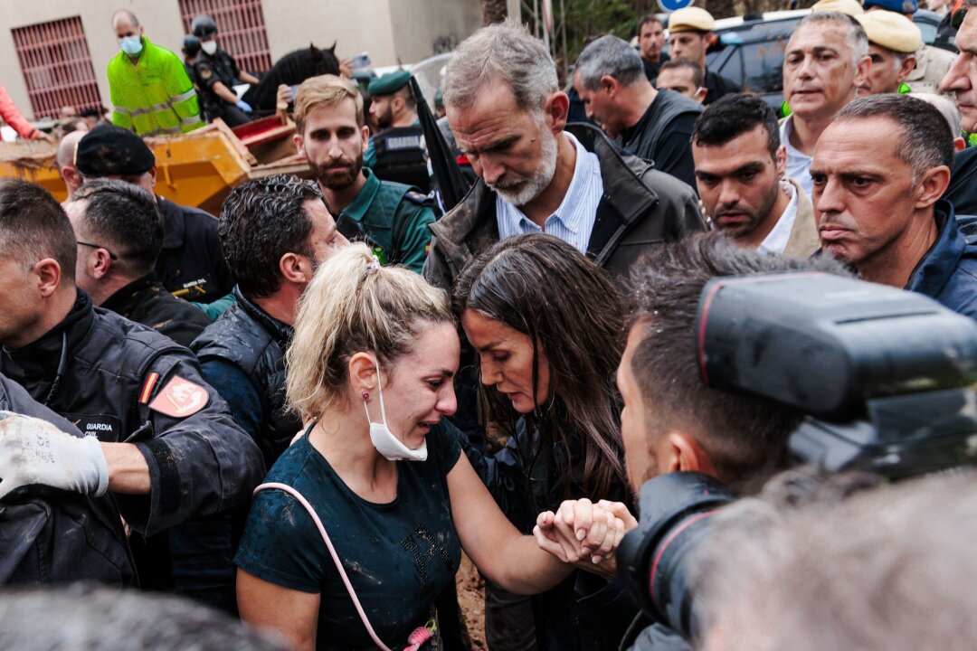 Nach Tumulten: Spaniens König besucht wieder das Flutgebiet - König Felipe und Königin Letizia sprachen in Paiporta mit Menschen. (Archivbild)