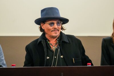 Nach Tumulten: Spaniens König besucht wieder das Flutgebiet - Johnny Depp stellt Opfern Hilfe in Aussicht.