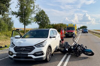 Nach Unfall mit vier Fahrzeugen auf Autobahnzubringer: Sozia schwer verletzt -  Am Mittwoch kam es gegen 17.45 Uhr zu einem Verkehrsunfall auf dem Autobahnzubringer S255 Richtung Aue/Hartenstein.