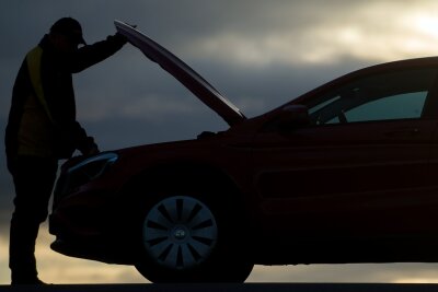 Nach Unfall oder Panne: Der genaue Standort ist wichtig - Irgendwo im Nirgendwo: Selbst wer ohne Smartphone unterwegs ist, kann bei einer Panne für die benötigte Hilfe den genauen Standort ermitteln.