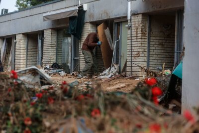 Nach Unwettern in Spanien Zahl der Toten jetzt bei 219 - Immer noch blockieren Autos und Hausrat viele Straßen.