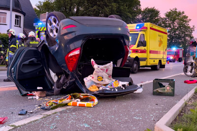 Nach Verkehrsunfall in Raschau: Vier Menschen schwer verletzt - darunter zwei Kinder - 