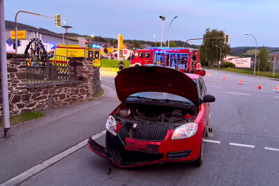 Nach Verkehrsunfall in Raschau: Vier Menschen schwer verletzt - darunter zwei Kinder - 