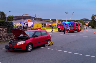 Nach Verkehrsunfall in Raschau: Vier Menschen schwer verletzt - darunter zwei Kinder - 