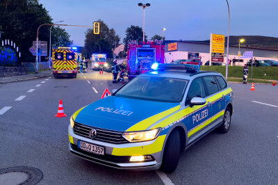 Nach Verkehrsunfall in Raschau: Vier Menschen schwer verletzt - darunter zwei Kinder - 