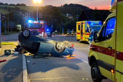 Nach Verkehrsunfall in Raschau: Vier Menschen schwer verletzt - darunter zwei Kinder - 