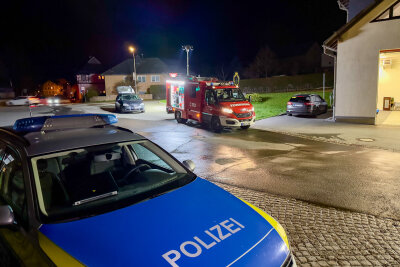 Nach versuchtem Totschlag in Markersbach: Prozess hat begonnen - Schwerverletzter Mann vor Feuerwehrwache: Feuerwehrleute leisten Erste Hilfe.