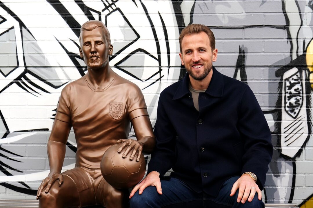 Nach viel Spott: Harry-Kane-Statue in London enthüllt - Harry Kane bei der Enthüllung seiner Statue im Londoner Stadtteil Walthamstow