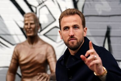 Nach viel Spott: Harry-Kane-Statue in London enthüllt - Harry Kane bei der Enthüllung seiner Statue im Londoner Stadtteil Walthamstow