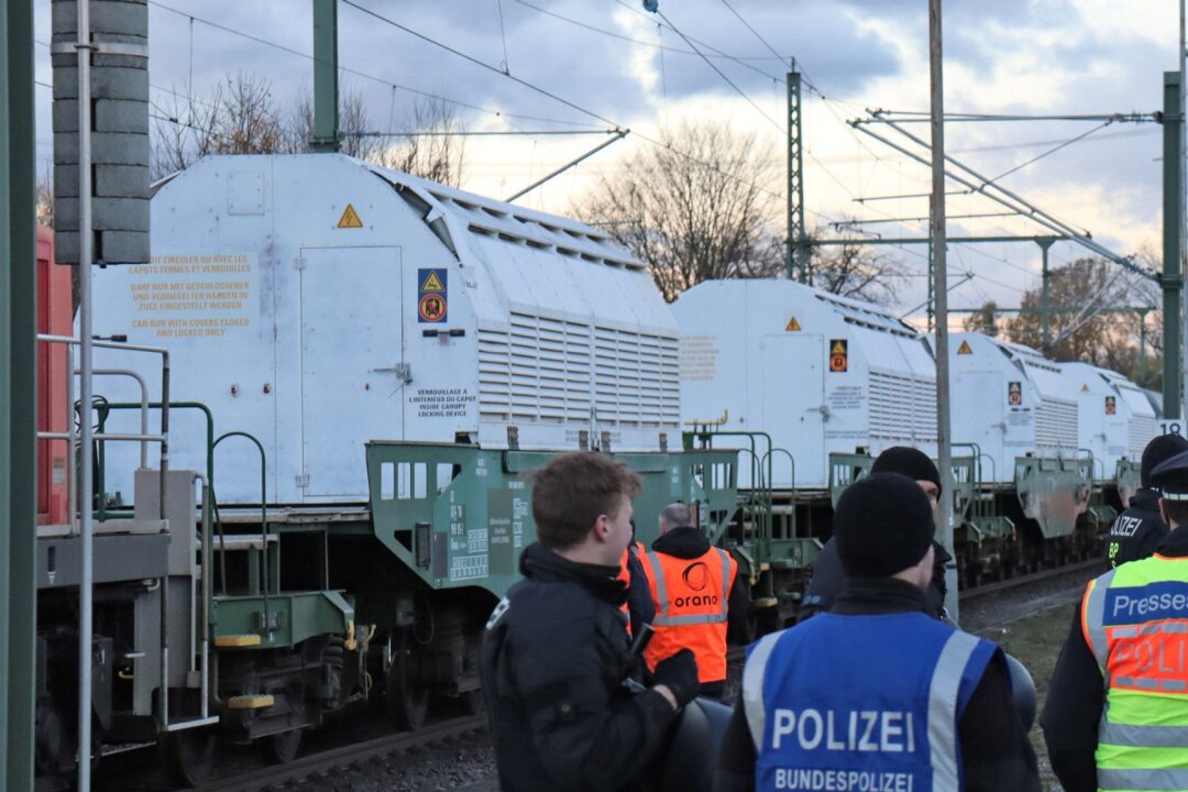 Nach vier Jahren: Ein Castor-Zug kommt in Deutschland an - Der Castor-Transport hat Deutschland erreicht.