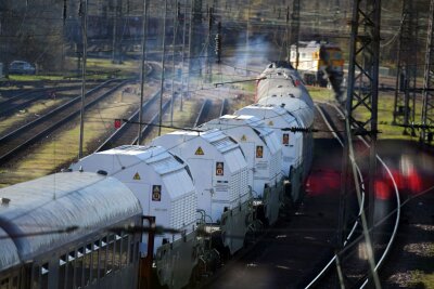 Nach vier Jahren: Ein Castor-Zug rollt durch Deutschland - Bei dem Transport geht es um Abfälle, die nach der Wiederaufarbeitung von Brennelementen aus deutschen Atomkraftwerken übrig geblieben sind. 