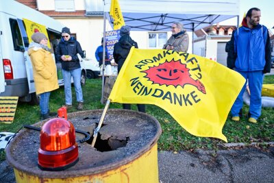 Nach vier Jahren: Ein Castor-Zug rollt durch Deutschland - Aus Sicht der Atomkraftgegner macht der Transport keinen Sinn, weil nach wie vor kein Endlager für den Atommüll gefunden ist. 