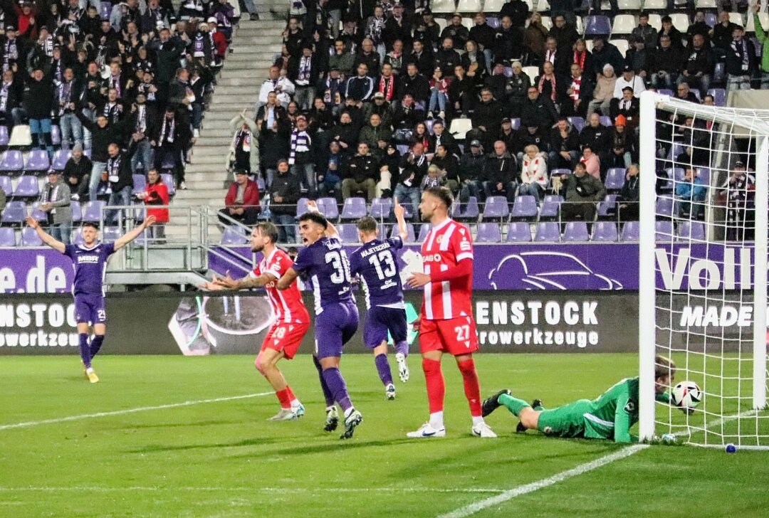 Nach vierter Niederlage: FC Erzgebirge Aue im freien Fall - Erik Majetschak erzielte das 1-1 per Kopf. Foto: Alexander Gerber