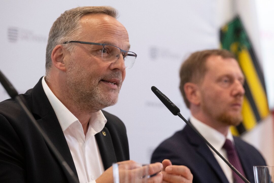 Nach Wahl: Landrat fordert "Kursänderung" im Freistaat - Dirk Neubauer (parteilos, l), Landrat des Landkreises Mittelsachsen, und Michael Kretschmer (CDU), Ministerpräsident von Sachsen, sprechen auf der Pressekonferenz.