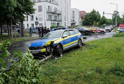 Nach wilder Verfolgungsjagd: Unfall mit mehreren Autos - Das Polizeiauto soll mit Sondersignal auf Einsatzfahrt unterwegs gewesen sein. Foto: Roland Halkasch