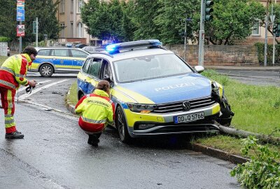 Nach wilder Verfolgungsjagd: Unfall mit mehreren Autos - Das Polizeiauto soll mit Sondersignal auf Einsatzfahrt unterwegs gewesen sein. Foto: Roland Halkasch