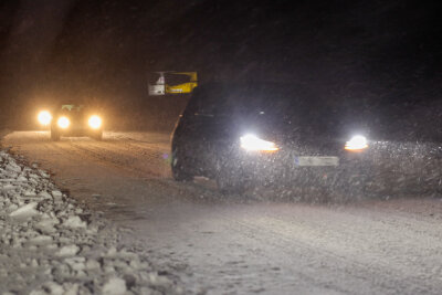 Nach Wintereinbruch am Fichtelberg: Verbotener Driftspaß auf spiegelglatten Parkplatz - Die Straßen sind spiegelglatt - es hat sich herumgesprochen. Aus Nah und Fern kommen Driftfreunde und treffen sich am großen Parkplatz am Fichtelberg.