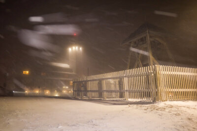 Nach Wintereinbruch am Fichtelberg: Verbotener Driftspaß auf spiegelglatten Parkplatz - Im Erzgebirge sind auf dem Fichtelberg mittlerweile mehrere Zentimeter Neuschnee gefallen.