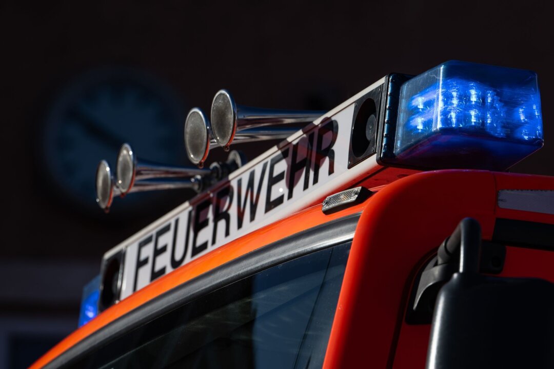 Nachbarn retten schwer verletzte Frau aus brennendem Haus - Blaulicht ist während eines Pressetermins auf einem Einsatzfahrzeug der Feuerwehr zu sehen.