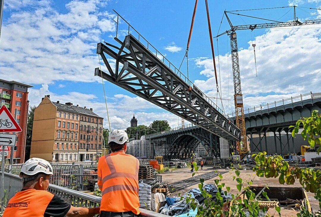 Nachhaltigkeit groß gedacht: Behelfskonstruktion wird Fußgängerbrücke - Innerhalb von vier Stunden wurde die Idee in die Tat umgesetzt. Aus dem Teilstück wird nun eine Fußgängerbrücke für Netzschkau. Foto: Andreas Seidel