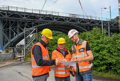 Nachhaltigkeit groß gedacht: Behelfskonstruktion wird Fußgängerbrücke - Ein letzter prüfender Blick auf die Pläne: Mike Purfürst, Georg Erdmann und Bauleiter Clemens Heinzig (v.l.). Foto: Andreas Seidel