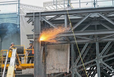 Nachhaltigkeit groß gedacht: Behelfskonstruktion wird Fußgängerbrücke - Innerhalb von vier Stunden wurde die Idee in die Tat umgesetzt. Aus dem Teilstück wird nun eine Fußgängerbrücke für Netzschkau. Foto: Andreas Seidel