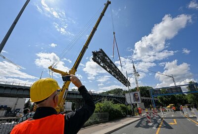 Nachhaltigkeit groß gedacht: Behelfskonstruktion wird Fußgängerbrücke - Innerhalb von vier Stunden wurde die Idee in die Tat umgesetzt. Aus dem Teilstück wird nun eine Fußgängerbrücke für Netzschkau. Foto: Andreas Seidel