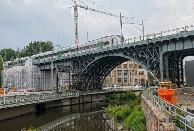 Nachhaltigkeit groß gedacht: Behelfskonstruktion wird Fußgängerbrücke - Innerhalb von vier Stunden wurde die Idee in die Tat umgesetzt. Aus dem Teilstück wird nun eine Fußgängerbrücke für Netzschkau. Foto: Andreas Seidel