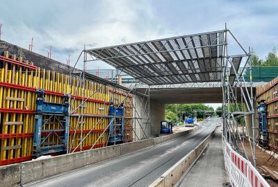 Nächster Bauabschnitt: Erneute Sperrung sorgt für dicke Luft auf der Neefestraße - Ab Mittwoch wird das Traggerüst unter der Brücke entfernt. Foto: Rico Hinkel