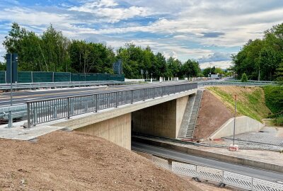 Nächster Bauabschnitt: Erneute Sperrung sorgt für dicke Luft auf der Neefestraße - Ab Mittwoch wird das Traggerüst unter der Brücke entfernt. Foto: Rico Hinkel