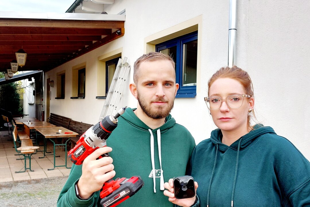 Laura Dietz und Jan Mergner rüsten beim SV Concordia Plauen auf. Es werden weitere Kamera installiert. Foto: Karsten Repert 