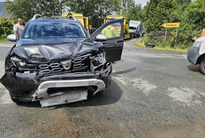 Nächster schwerer Unfall im Landkreis Zwickau: Feuerwehr rettet Fahrer aus Fahrzeug - Unweit der Unfallstelle in Steinpleis, wo heute Morgen ein Transporter auf der Seite landete, gab es gegen 10:35 Uhr einen weiteren schweren Verkehrsunfall. Foto: Mike Müller