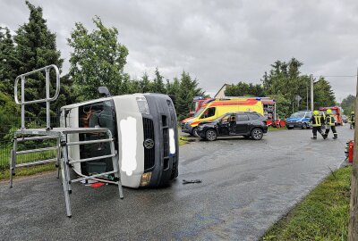 Nächster schwerer Unfall im Landkreis Zwickau: Feuerwehr rettet Fahrer aus Fahrzeug - Unweit der Unfallstelle in Steinpleis, wo heute Morgen ein Transporter auf der Seite landete, gab es gegen 10.35 Uhr einen weiteren schweren Verkehrsunfall. Foto: Feuerwehr Lichtentanne