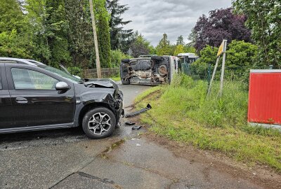 Nächster schwerer Unfall im Landkreis Zwickau: Feuerwehr rettet Fahrer aus Fahrzeug - Ein Dacia-Fahrer missachtete die Vorfahrt des VW und stieß mit ihm auf der Kreuzung zusammen. Foto: Feuerwehr Lichtentanne