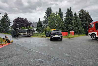 Nächster schwerer Unfall im Landkreis Zwickau: Feuerwehr rettet Fahrer aus Fahrzeug - Ein Dacia-Fahrer missachtete die Vorfahrt des VW und stieß mit ihm auf der Kreuzung zusammen. Foto: Feuerwehr Lichtentanne