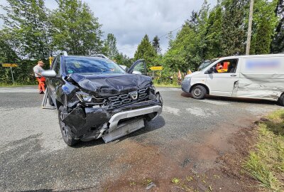 Nächster schwerer Unfall im Landkreis Zwickau: Feuerwehr rettet Fahrer aus Fahrzeug - Beide Personen kamen mit Verletzungen in ein Krankenhaus. Foto: Mike Müller