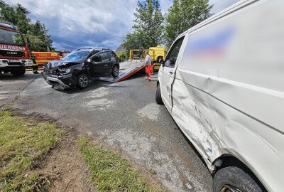 Nächster schwerer Unfall im Landkreis Zwickau: Feuerwehr rettet Fahrer aus Fahrzeug - Beide Personen kamen mit Verletzungen in ein Krankenhaus. Foto: Mike Müller